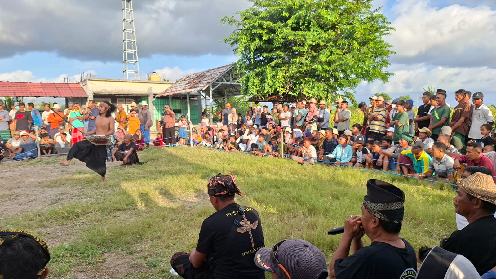 Pentas Peresean Meriahkan HUT ke-80 Lombok Tengah di Desa Kidang