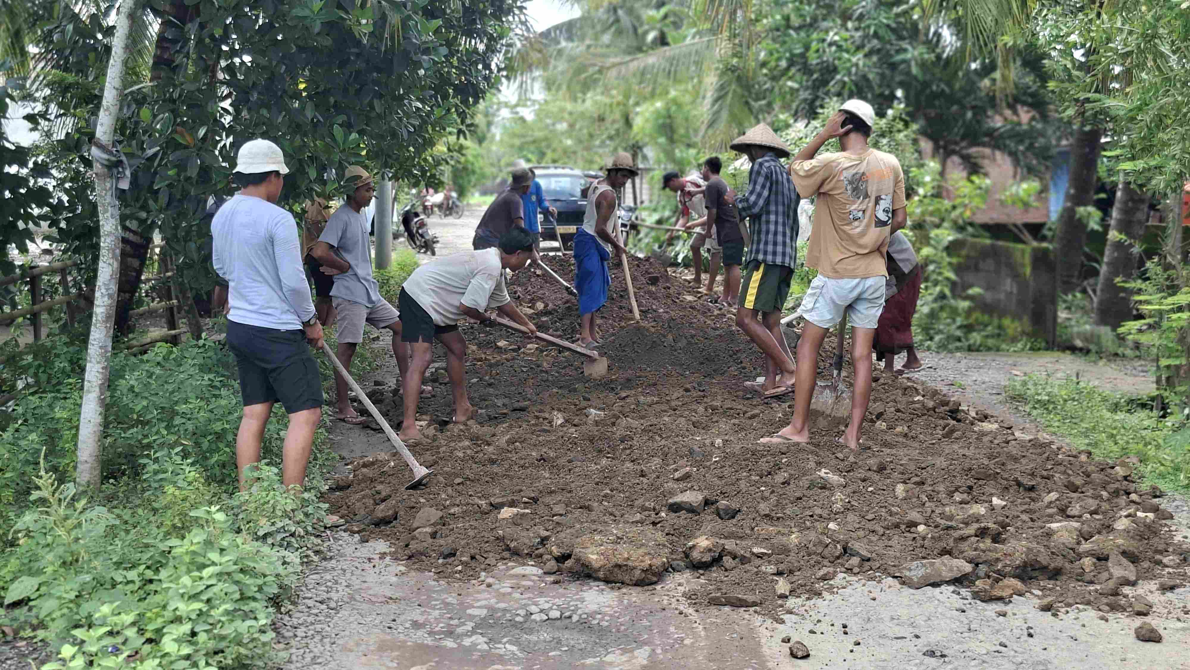 Bersama Warga, Pemdes Kidang Gelar Gotong Royong Timbun Jalan