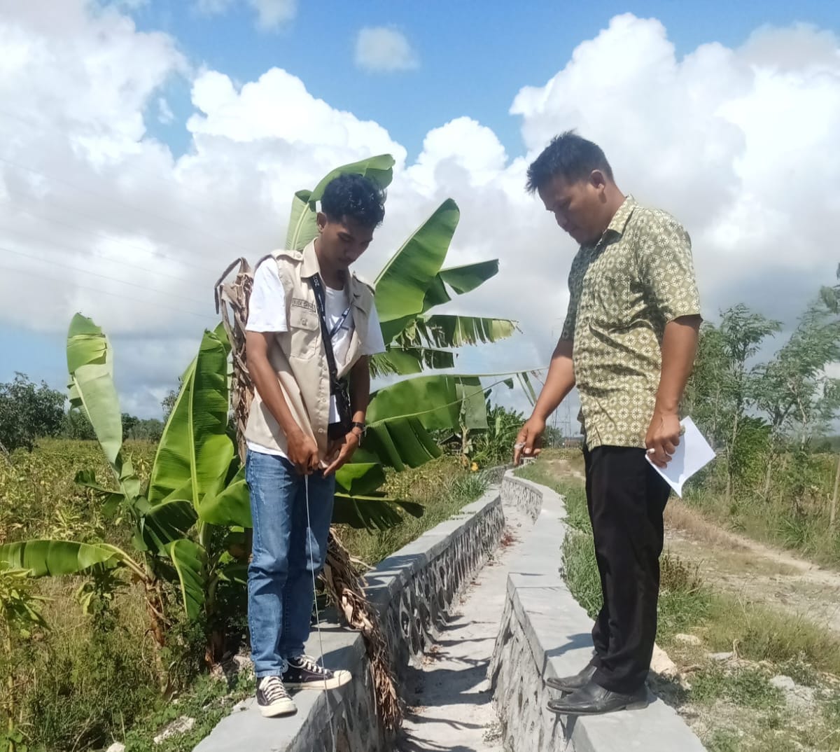 Pembangunan Saluran Irigasi Tuntas, Pemdes Kidang Bersama KKN Undikma Lakukan Pengukuran