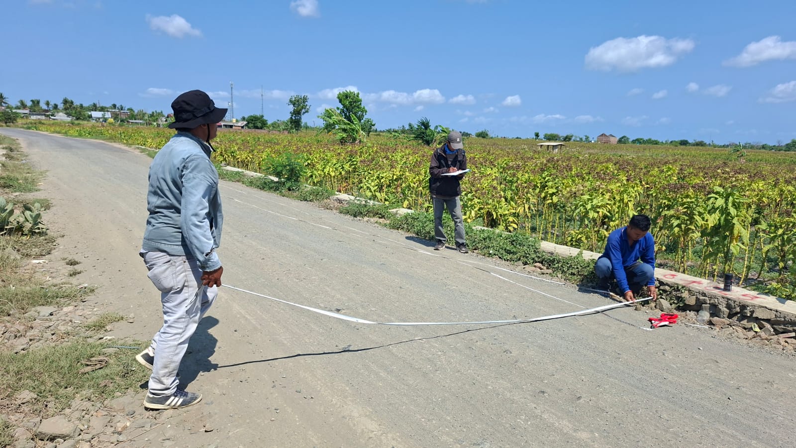 PUPR Lombok Tengah Kembali Perbaiki Ruas Jalan Menuju Jembatan Masmirah Bangkid